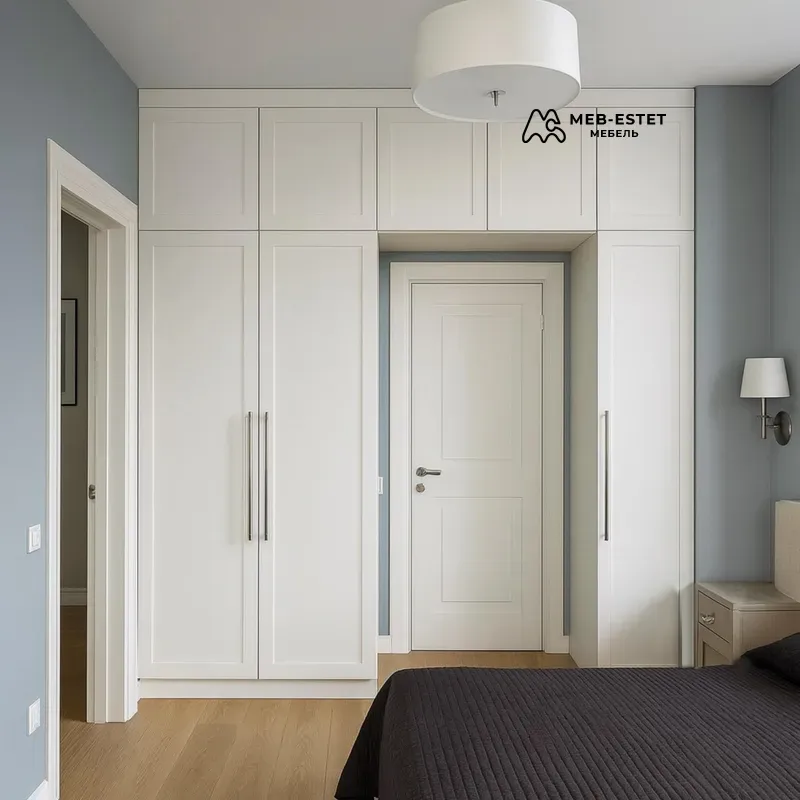 Шкаф вокруг двери в спальню