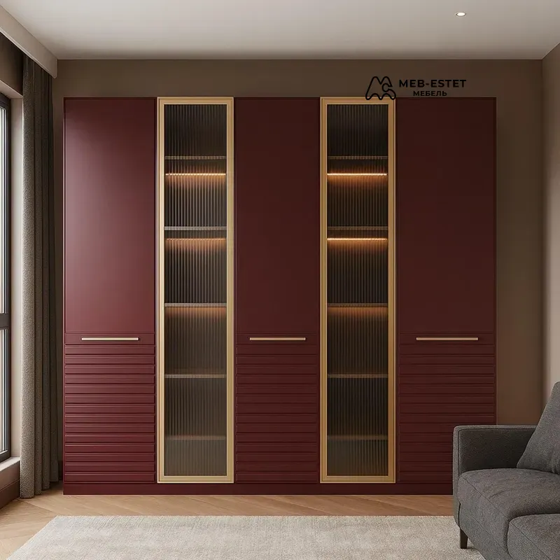 Бордовый шкаф с витринами и подсветкой