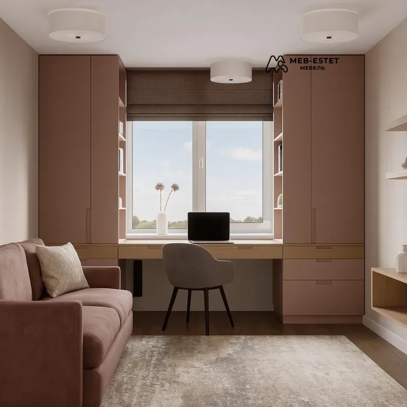 Рабочая зона у окна с шкафами