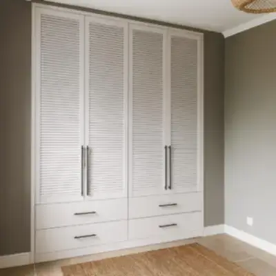 Шкаф с жалюзийными фасадами