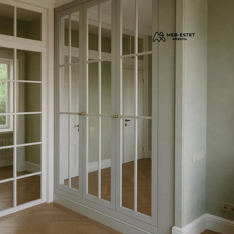 Встроенный платяной шкаф с зеркалами