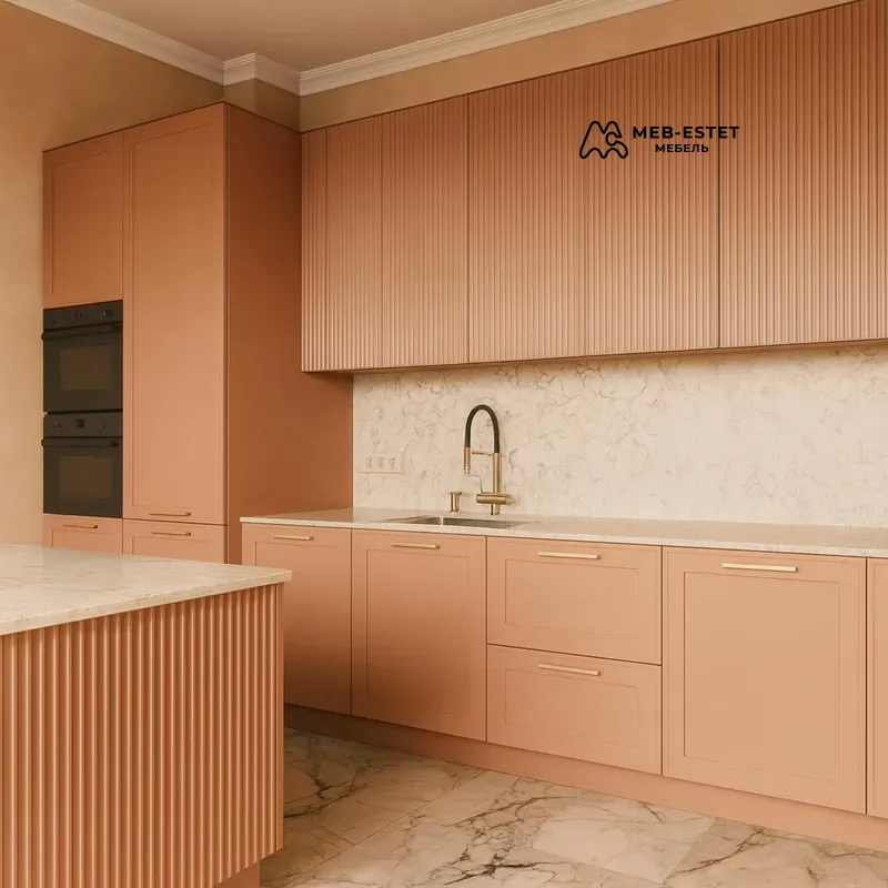 Розовая кухня с реечным фасадом