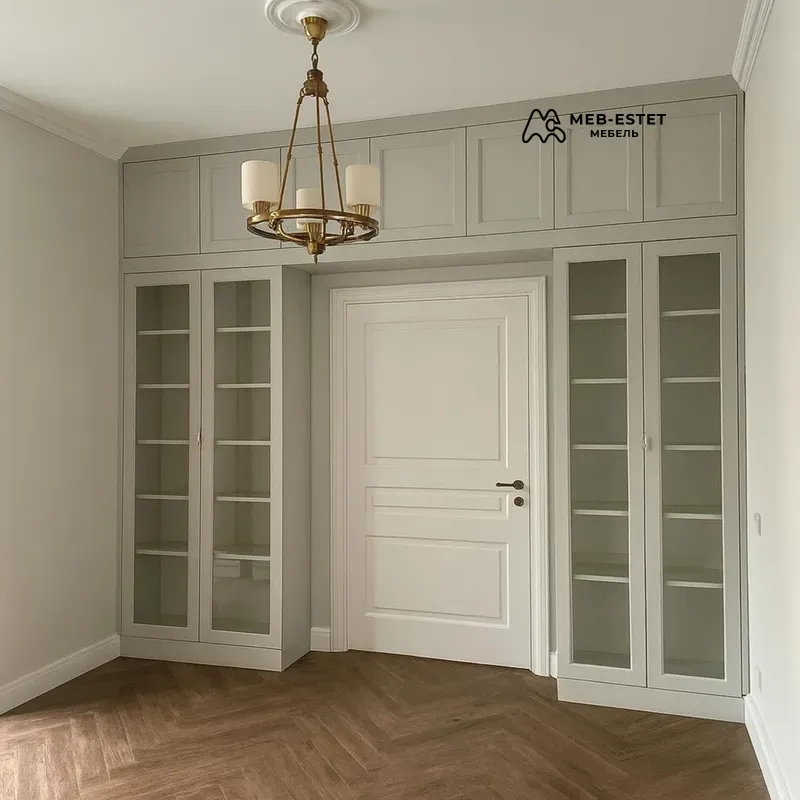 Встроенная витрина вокруг двери