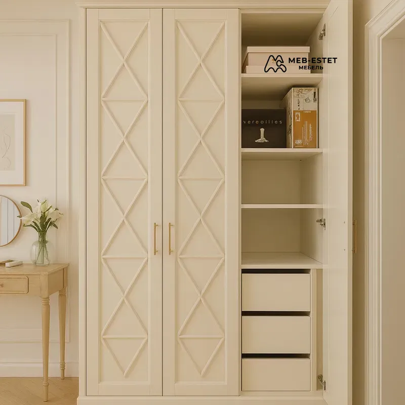 Кремовый классический шкаф платяной