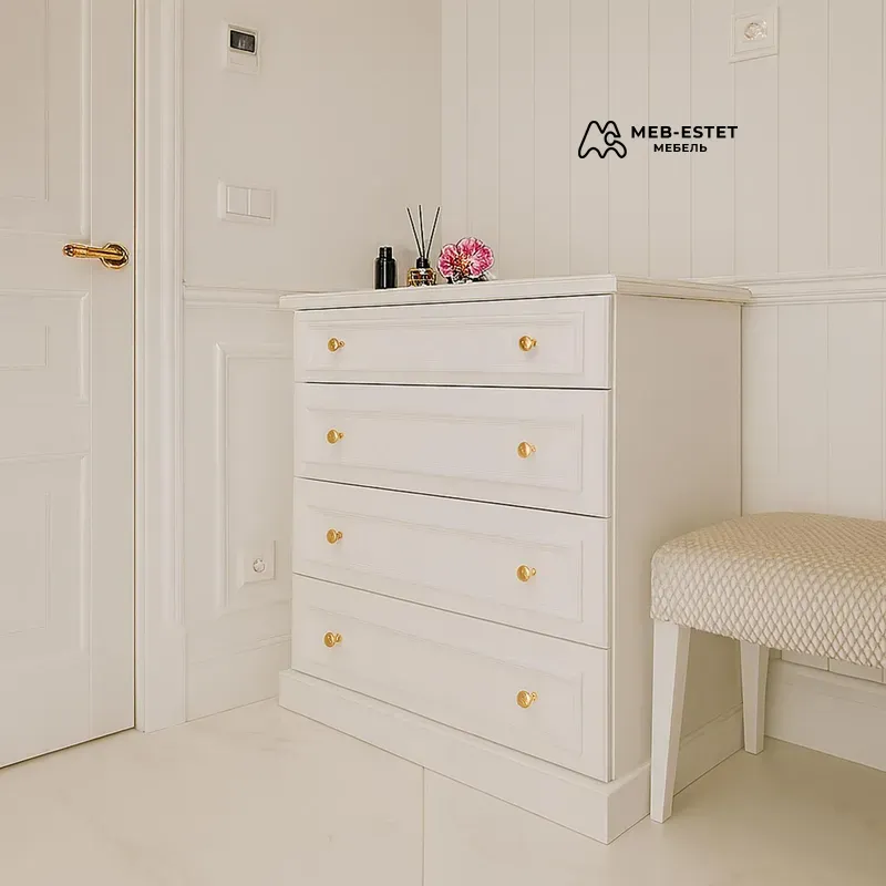 Комод белый с золотыми ручками