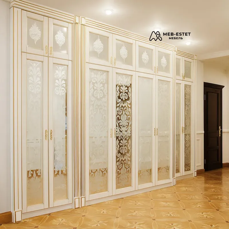 Встроенный шкаф с витражами