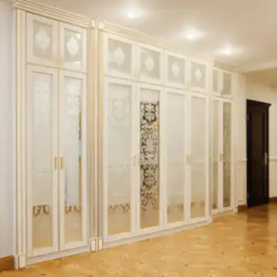 Встроенный шкаф с витражами