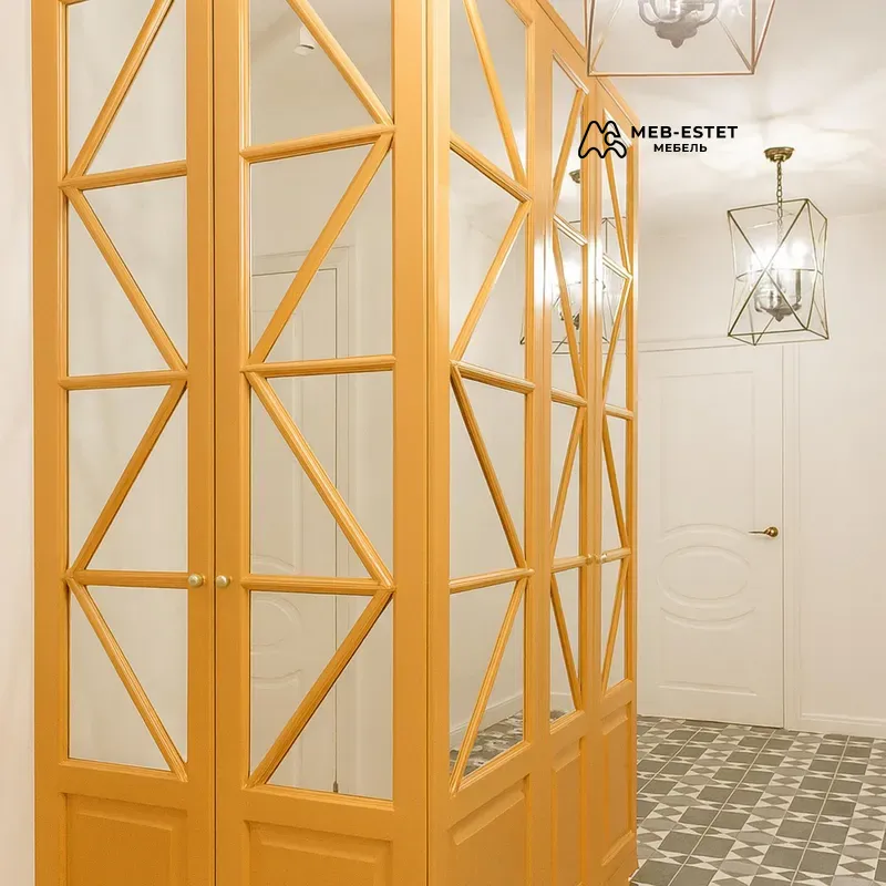 Витражный шкаф в прихожую желтый