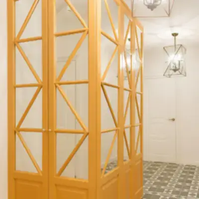 Шкаф в прихожую витражный