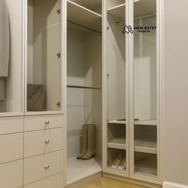 Встроенная гардеробная кремовая модель