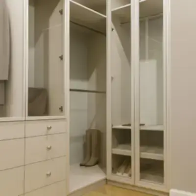 Встроенная гардеробная с витринами