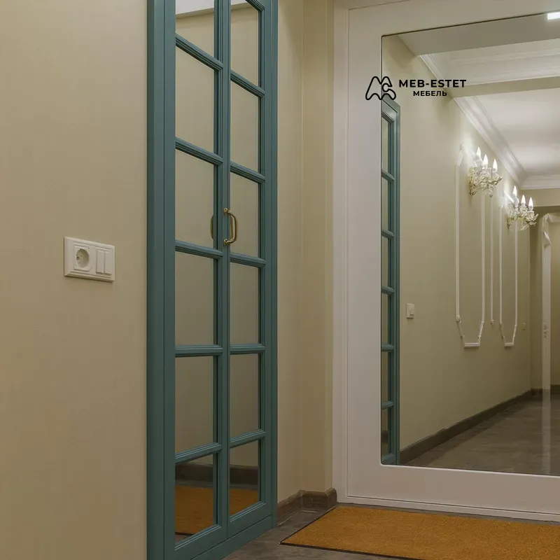 Шкаф с витражными дверями