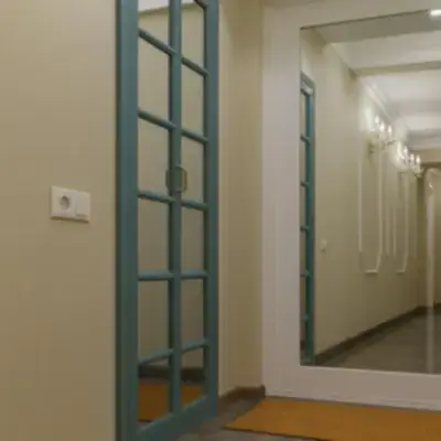 Встроенный распашной шкаф в прихожую