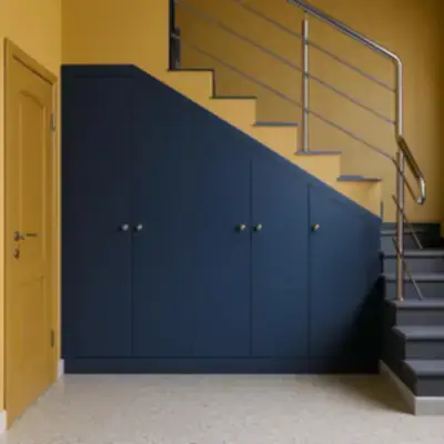 Встроенный шкаф под лестницу