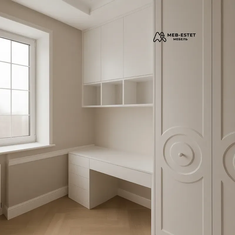 Встроенная гардеробная с рабочим столом