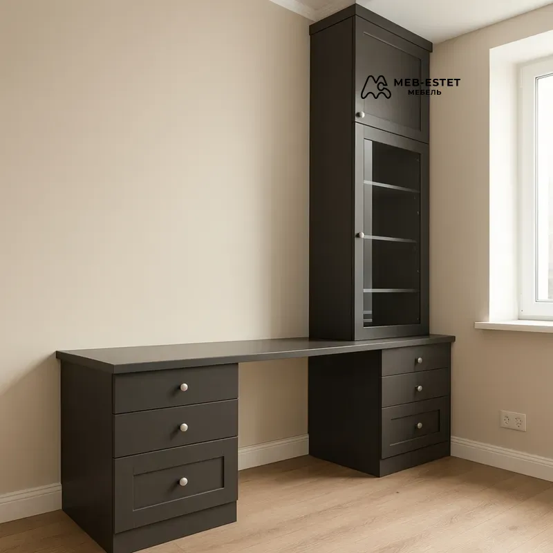 Тёмная рабочая зона с пеналом