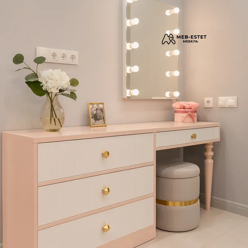Розовый туалетный стол с комодом