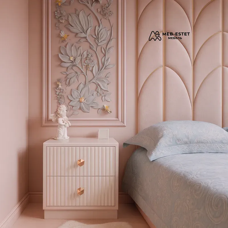 Розовая прикроватная тумба с декором Розовая прикроватная тумба с декором