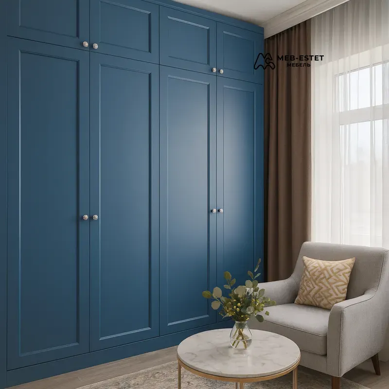 Синий встроенный шкаф до потолка
