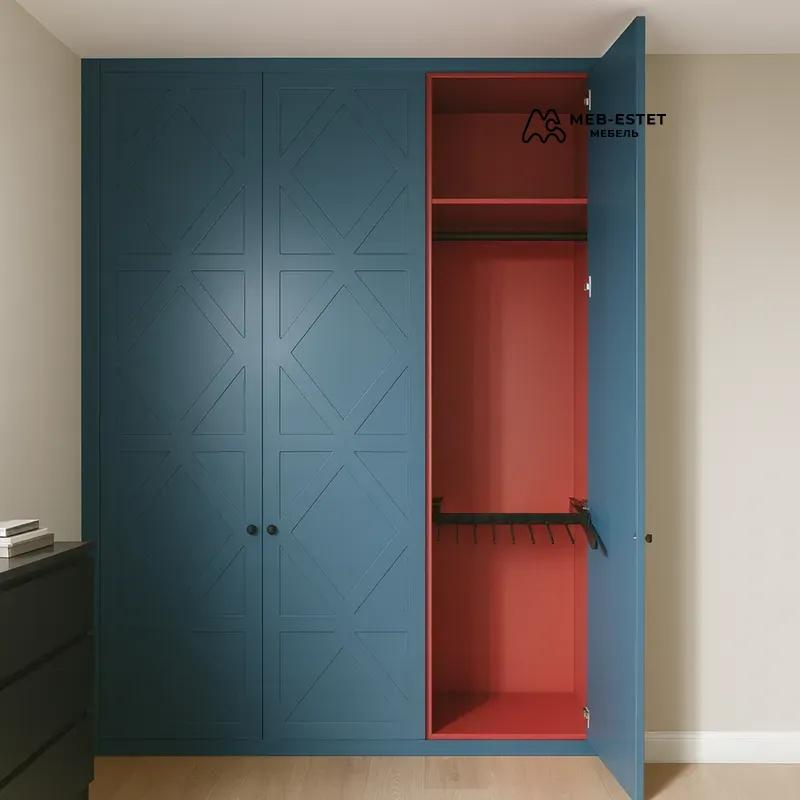 Синий шкаф красный интерьер