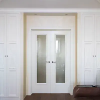 Книжные шкафы вокруг двери