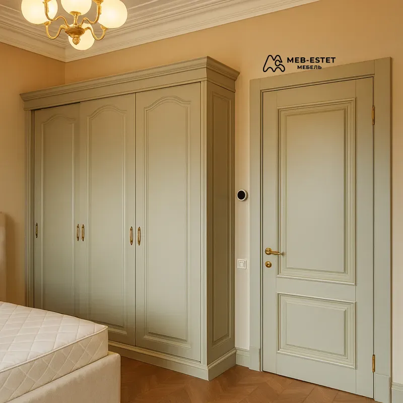 Классический шкаф в спальню кремовый