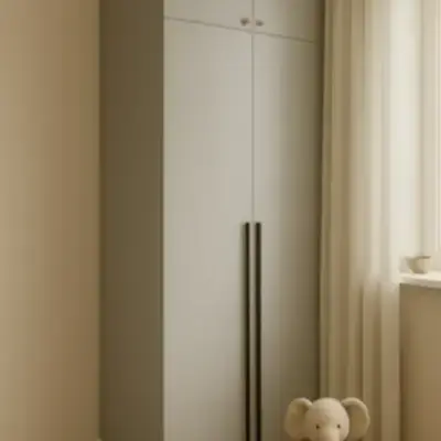 Высокий распашной шкаф