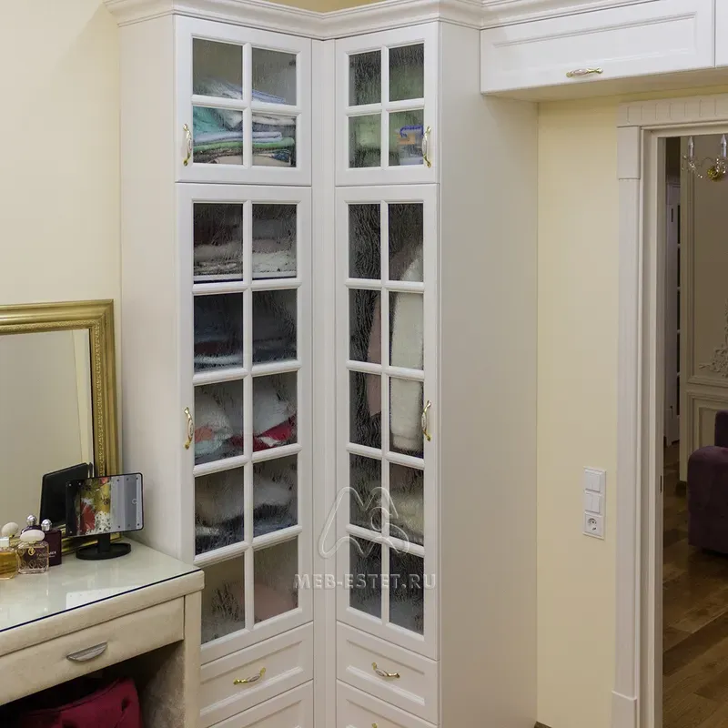 Белый корпусный шкаф в спальне Белый корпусный шкаф в спальне