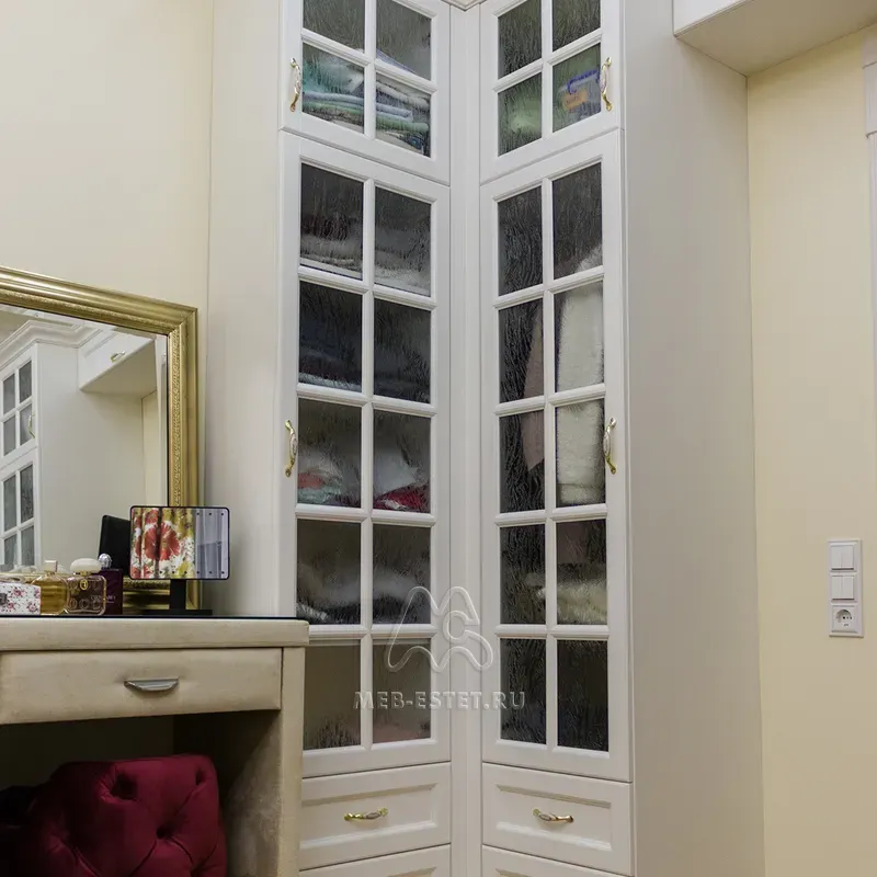 Шкаф с английской решеткой Шкаф с английской решеткой