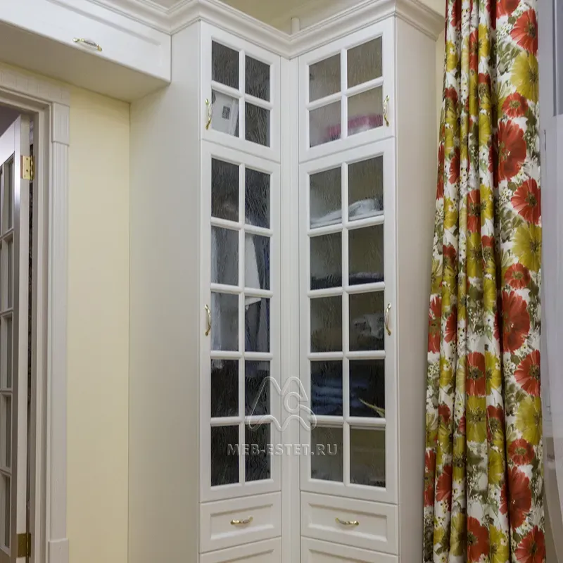 Шкаф со стеклянными дверьми Шкаф со стеклянными дверьми