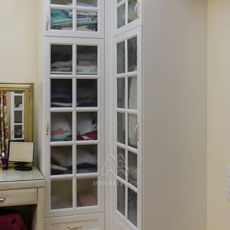 Угловые шкафы по бокам от двери Угловые шкафы по бокам от двери