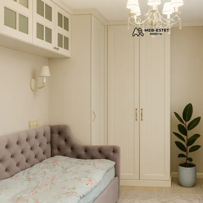 Платяной шкаф с филёнкой кремовый