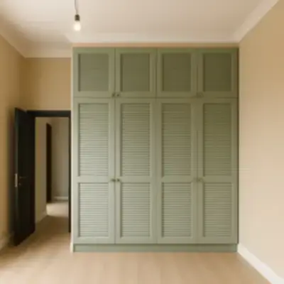 Шкаф с жалюзийными дверями