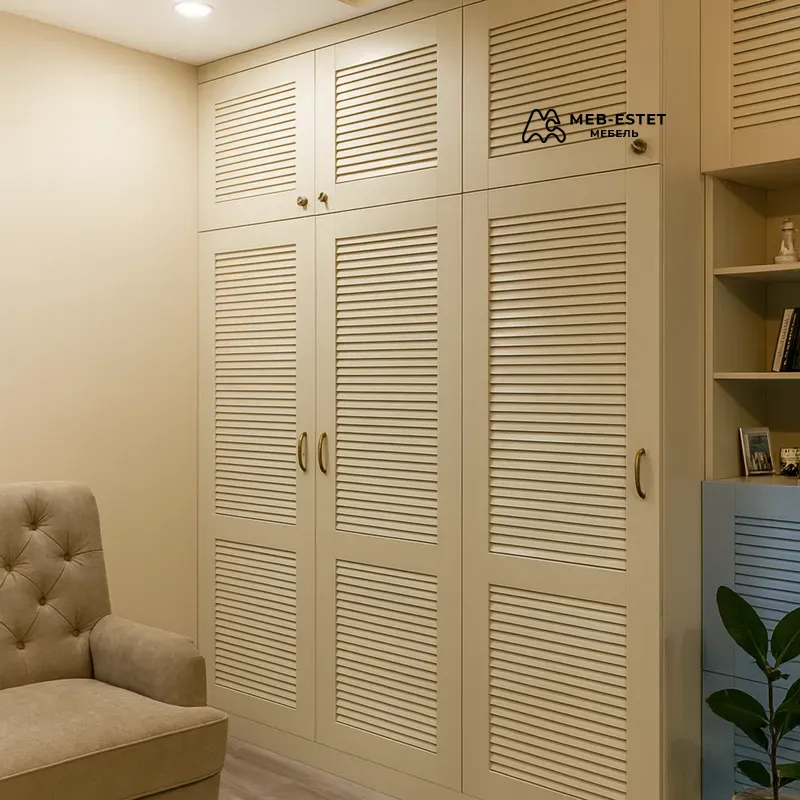 Встроенный шкаф жалюзии кремовый