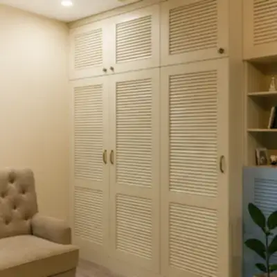 Встроенный платяной шкаф с жалюзи