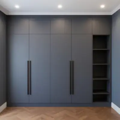 Встроенный распашной шкаф с полками