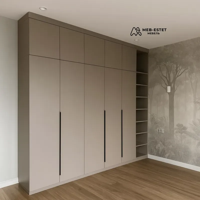 Шкаф встроенный бежевый с полками