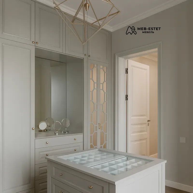 Гардеробная с островом и зеркалом