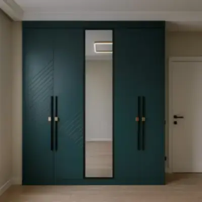 Распашной шкаф с зеркалом