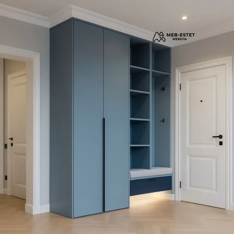 Прихожая с синим шкафом и банкеткой