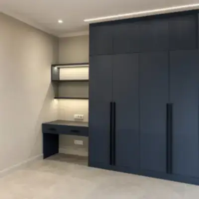 Встроенный шкаф с рабочей зоной