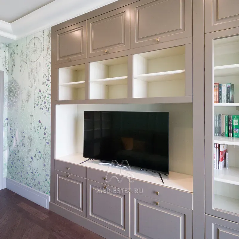 Серый шкаф в нише гостиной Серый шкаф в нише гостиной