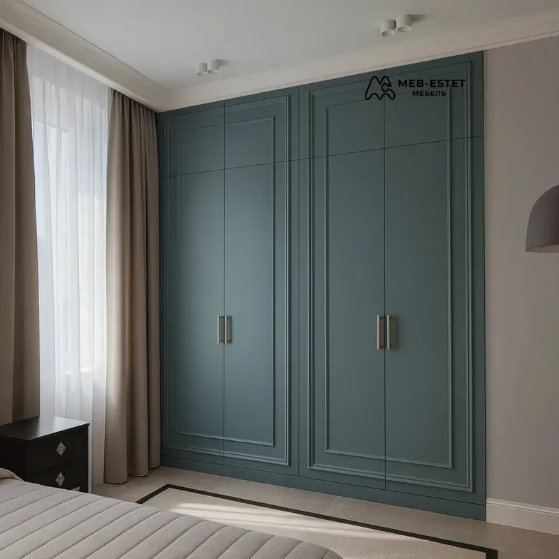 Встроенный платяной шкаф неоклассика