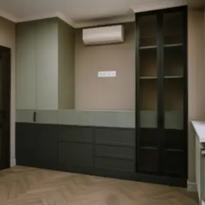 Прихожая с витриной