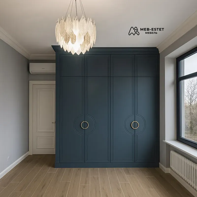 Темно синий встроенный шкаф