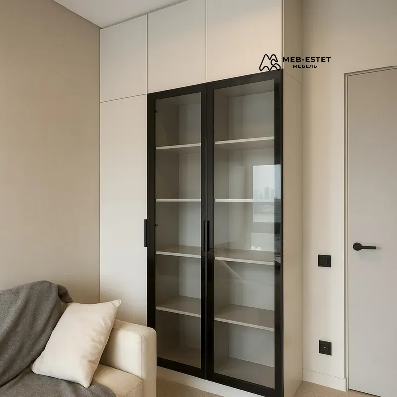 Витрина с чёрной рамой и полками