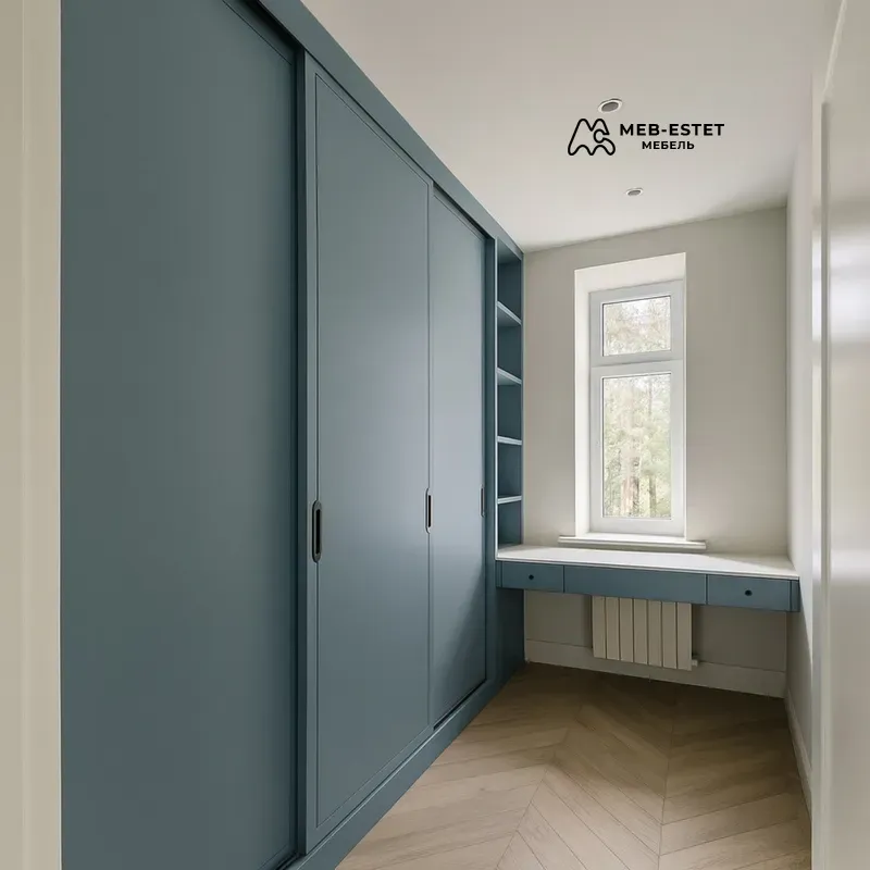 Синяя встроенная гардеробная с рабочей зоной