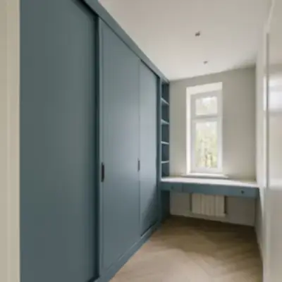 Встроенная гардеробная с рабочей зоной