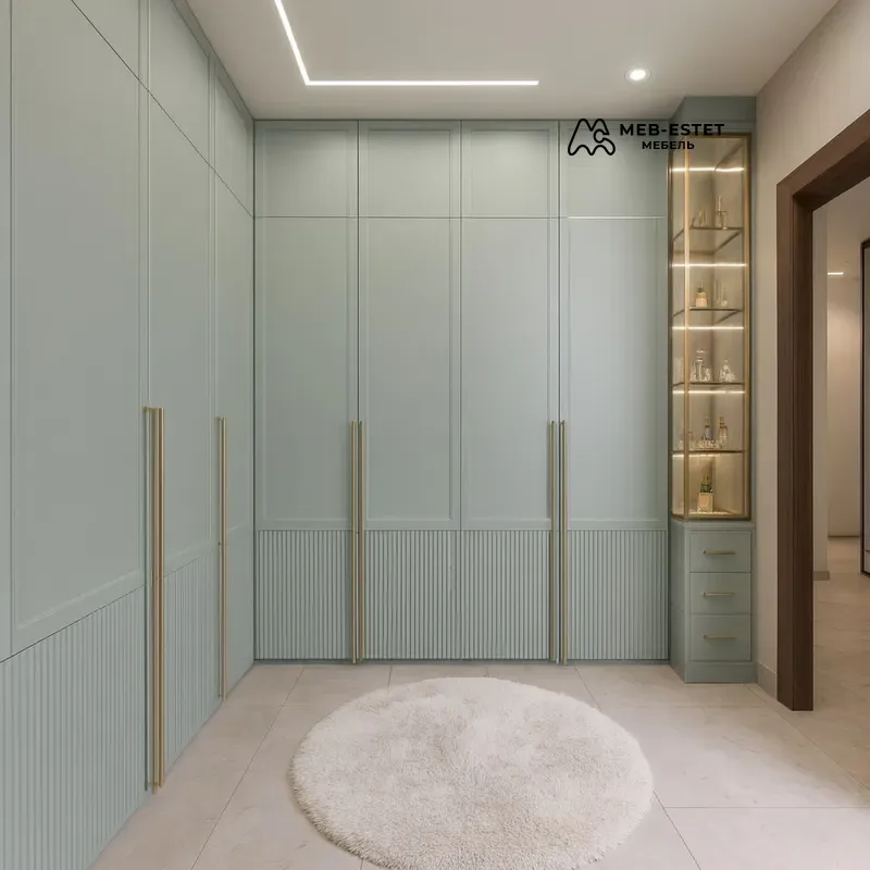 Встроенный шкаф с витриной