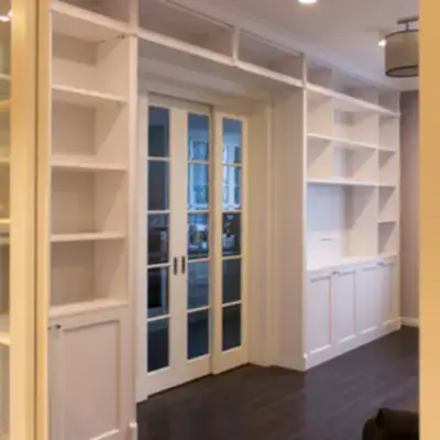 Шкаф для книг в гостиную